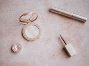 一生懸命メイクをする友人を見たら、とっておきのオーラが見えてきた