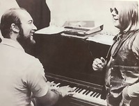 伝説の作曲家ロジャー・ニコルス（左）と〝相棒〟の作詞家ポール・ウィリアムス（写真提供・Claire Schiemer）