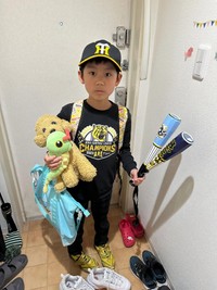 見よ、この完璧なピアノレッスンスタイル！キョトンとしたお顔がかわいいですね（画像提供：自由暮らしのエリカッティさん）