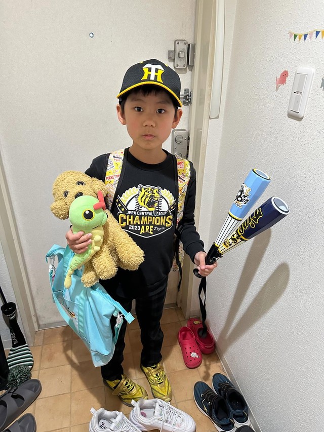 見よ、この完璧なピアノレッスンスタイル！キョトンとしたお顔がかわいいですね（画像提供：自由暮らしのエリカッティさん）