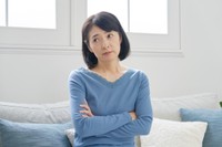 今後の生活について考える50代女性※画像はイメージです（siro46/stock.adobe.com）