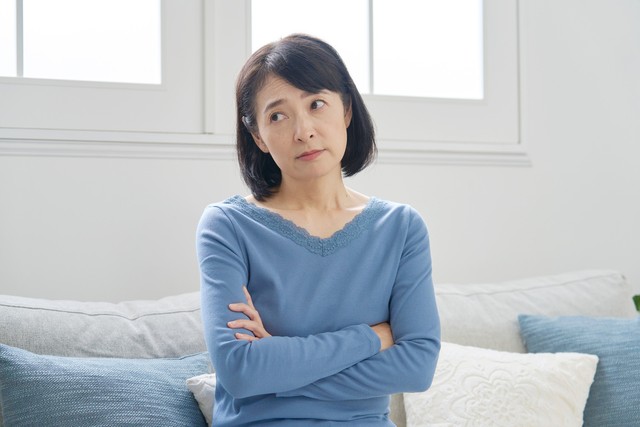 今後の生活について考える50代女性※画像はイメージです（siro46/stock.adobe.com）