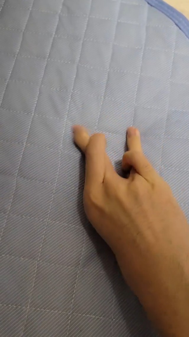 また変わった指の絡ませ方