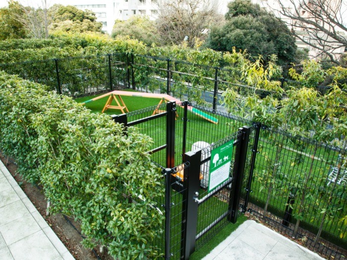 足洗い場とアジリティもあるドッグラン