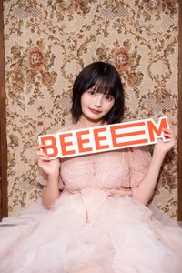 「BEEEEM」3号に登場したすずら（撮影：江嶋綾恵梨　撮影協力：河邉有実莉　スタイリスト：馳尾潤子（Jstyles）　ヘアメイク：yukky（oddcolor）、安藤沙樹　提供：BEEEEM編集部）