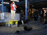 演説する大椿裕子氏、福島瑞穂氏は後方に引っ込んでいた＝品川駅、2026年1月31日撮影