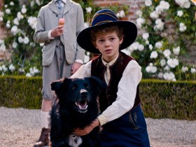 少年レミと旅する芸達者な犬の曲芸に拍手！　実写映画化『家なき⼦　希望の歌声』