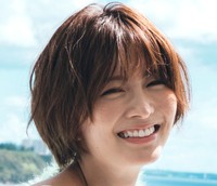 岡崎紗絵『2nd写真集』 撮影:田形千紘(C)宝島社 