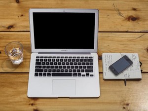 愛着があるが問題がある。お金はない。PCを買い替えるか悩んでいる