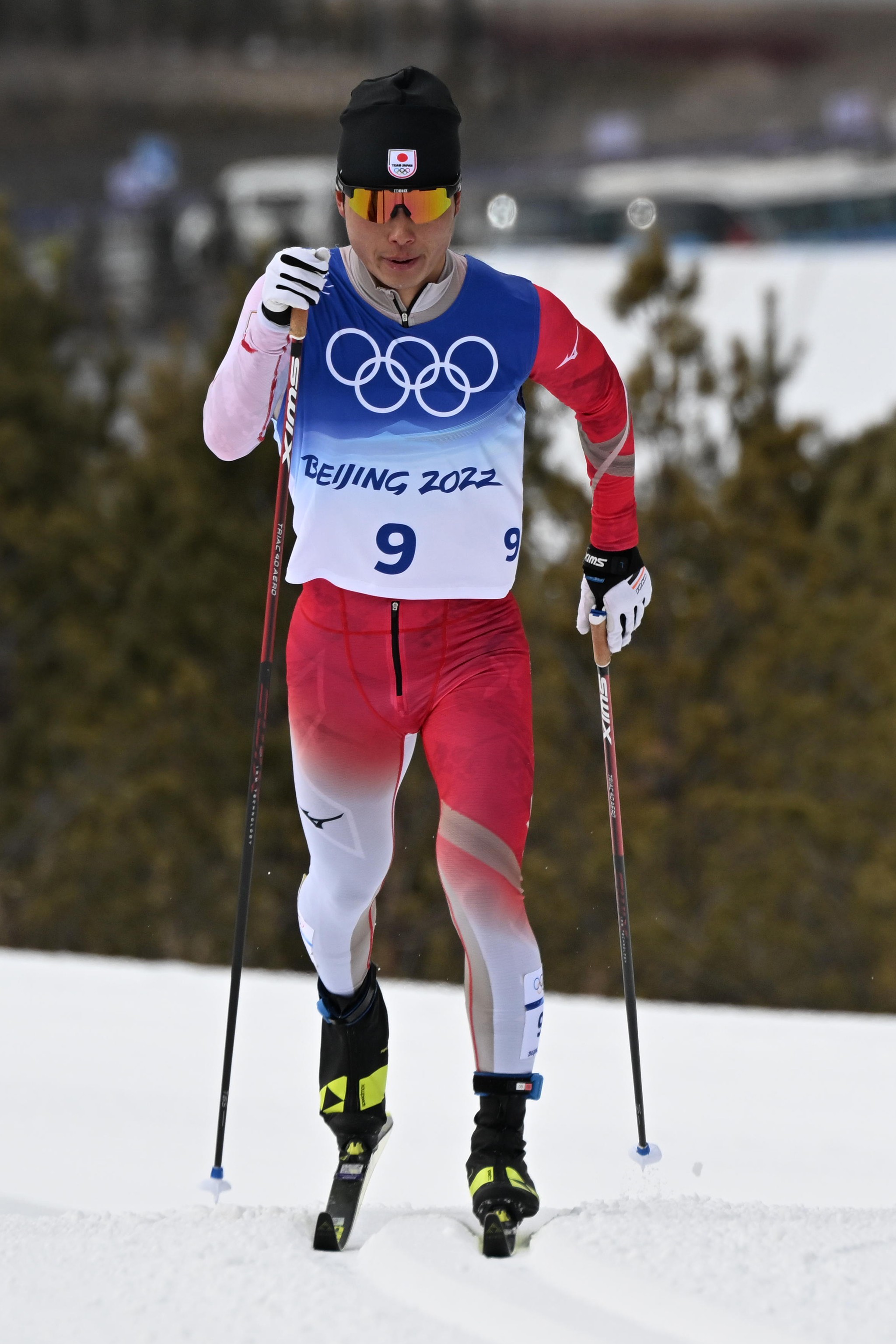 北京オリンピックのクロスカントリー男子15kmクラシックで滑走する広瀬崚選手