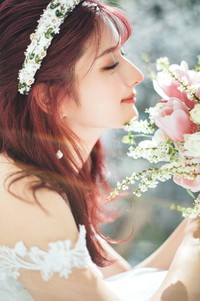 「ゼクシィ」7月号で花嫁姿に変身した、しなこ