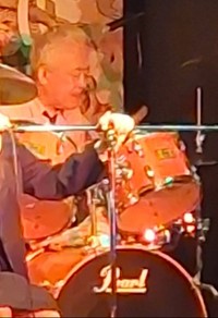 トーク後のライブでドラムを演奏したイヌイジュン＝新宿ロフトプラスワン