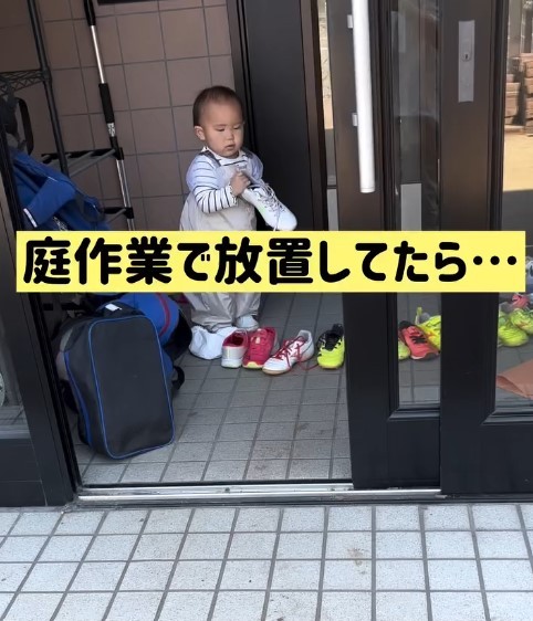 お兄ちゃんたちの靴で何をしてるのかな…？（提供：＠miyasaya2024さん）