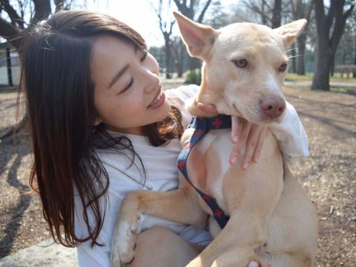 桑原みずきさんと愛犬の友美