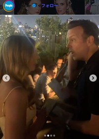 郵便物を受け取ったジェイソン・サダイキスはビックリ＝People誌のインスタグラム＠peopleより