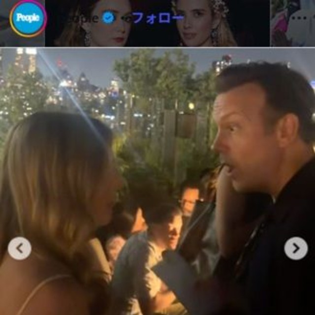 郵便物を受け取ったジェイソン・サダイキスはビックリ＝People誌のインスタグラム＠peopleより