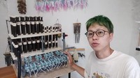 リコーダーオルガンをバックに、その制作秘話について語る創さん。 ※創さんのYouTube動画より抜粋