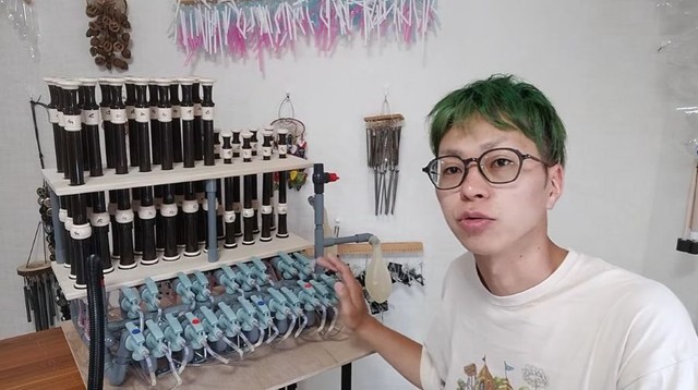 リコーダーオルガンをバックに、その制作秘話について語る創さん。 ※創さんのYouTube動画より抜粋