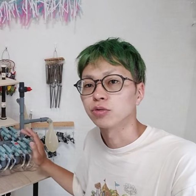 リコーダーオルガンをバックに、その制作秘話について語る創さん。 ※創さんのYouTube動画より抜粋