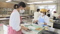 高校生が瀬戸内海の魚を使った料理に挑戦！　香川県が県産食材の魅力伝える出前講座