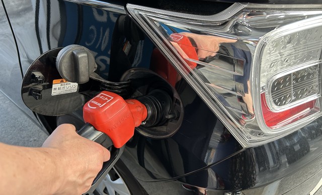 基本的に運転手が一人で行うべき給油作業。車のエンジンを切って、給油キャップを開ける前に静電気除去シートを触ってから（筆者撮影）