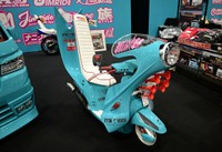 なんとなく海辺の生き物のようなスクーター。じっと見てるとかわいらしく感じてくるから不思議