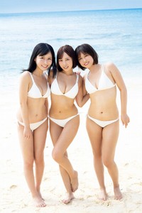 「FLASH」（25年4月30日発売号）でグラビアページを飾った（左から）丸山りさ、葵成美、MAHOⓒ光文社／週刊FLASH（写真・木村哲夫）