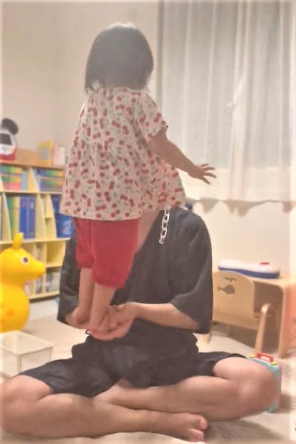 1歳児パパ グラグラ動くパパの手のひらに乗る1歳娘 安定感がスゴい！ 長友