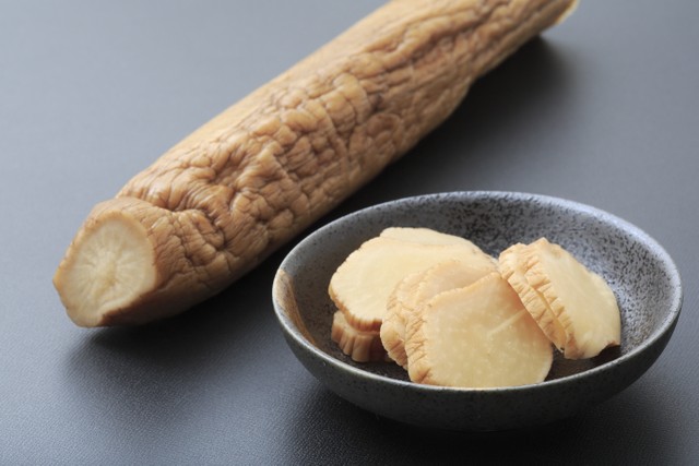 秋田名物いぶりがっこ（MASAFUMI/stock.adobe.com）