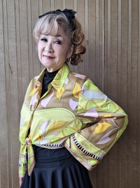楽屋での取材後、ポーズを取る歌手の平山みき。私服にも「黄色」が取り入れられていた＝都内の東京キネマ倶楽部