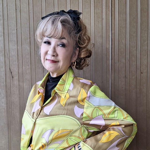 楽屋での取材後、ポーズを取る歌手の平山みき。私服にも「黄色」が取り入れられていた＝都内の東京キネマ倶楽部