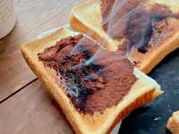 食パンにココアパウダーをかけて焼いたら、煙がーー（画像提供：サステナブルぬちーぬさん）