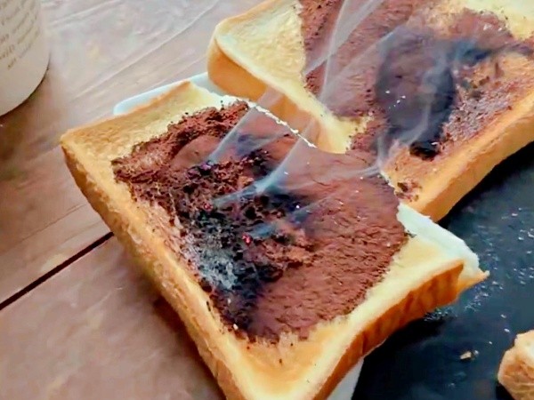 食パンにココアパウダーをかけて焼いたら、煙がーー（画像提供：サステナブルぬちーぬさん）