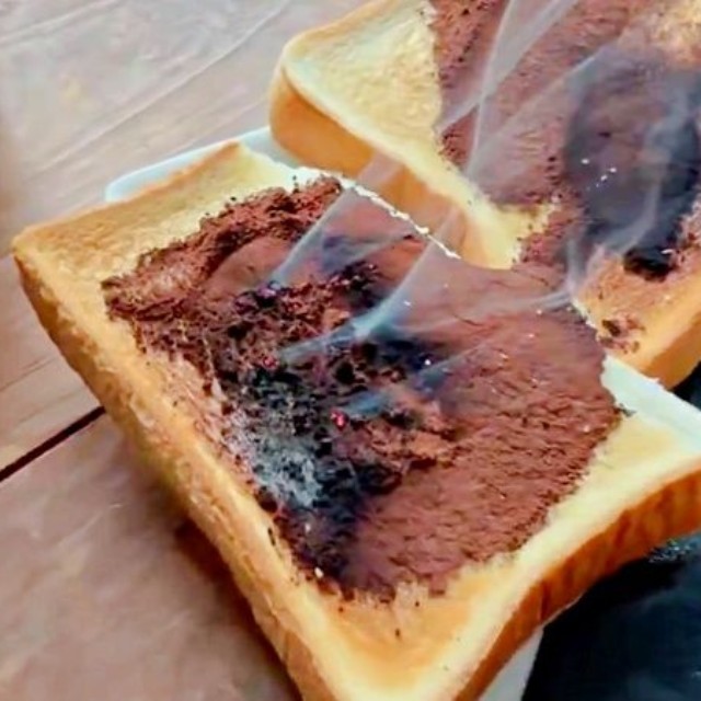 食パンにココアパウダーをかけて焼いたら、煙がーー（画像提供：サステナブルぬちーぬさん）