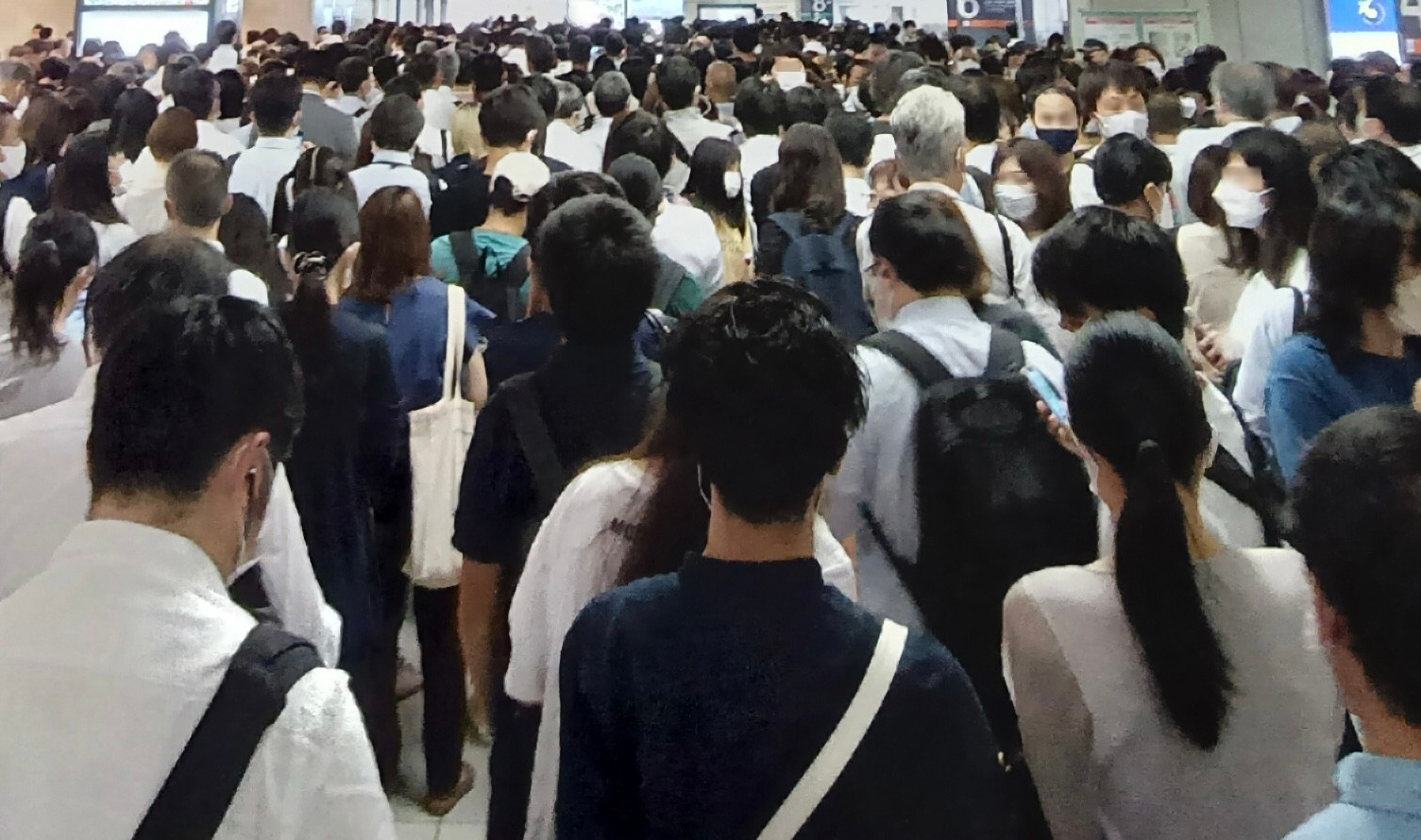 GOっ！GOっっ！！！」東京駅激混みで新幹線に乗り遅れそう！→駅員さん