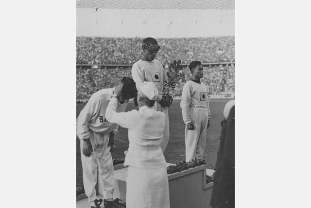 ベルリン五輪男子マラソン表彰式で表彰台に上がった選手たち。中央はオークの鉢植えを持つ金メダルの孫基禎選手