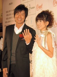 パートナーリングを左手薬指につけ、照れ気味のヒロミ（左）と松本伊代＝2007年