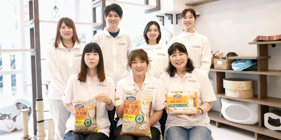 （後列左から）エステー株式会社の「保護ネコ応援プロジェクト」メンバーの我妻菜実さん、ペットケア開発チームの徳本健人さん、ペットケア技術推進チームの安帝姫さん、ペットケア開発チームの辰巳里奈さん。（前列左から）「ケット・シー」のボランティアの多畑愛里さん、代表理事の服部由佳さん、市川由佳さん