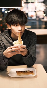 デートをしているかのようなカットも♡