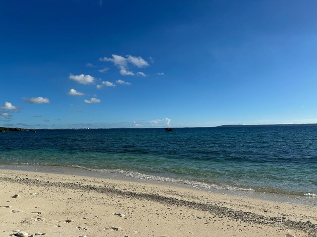 不思議な物体を発見した宮古島の海（Shizukaさん提供）