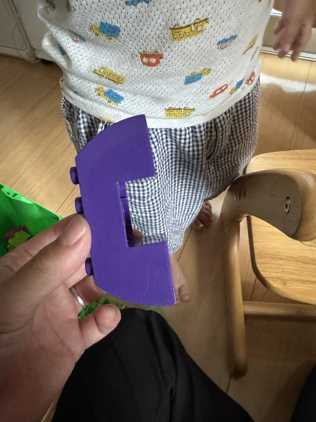 昔ながらの固定電話の受話器にそっくりな形のブロックを見て、息子さんは自然に「もしもし」と電話ごっこを始めた（ていちょうさん提供）