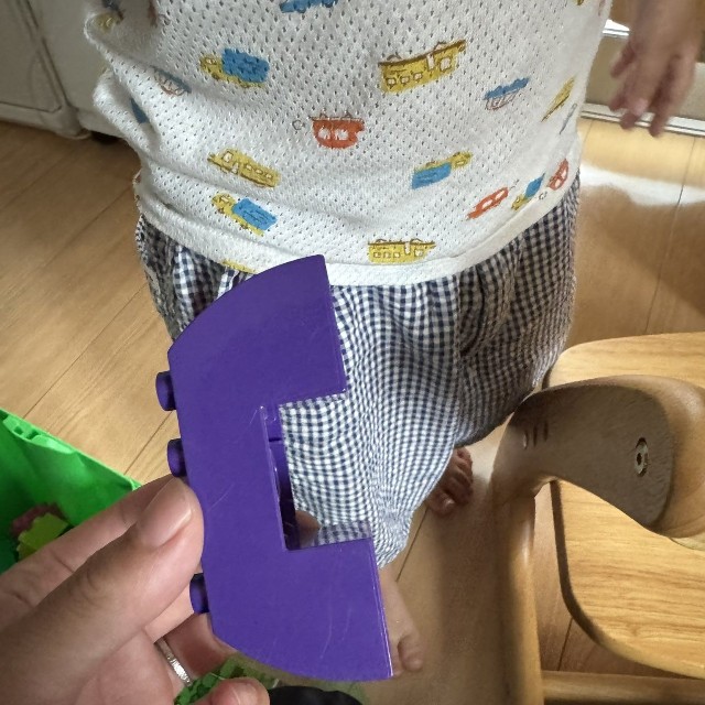 昔ながらの固定電話の受話器にそっくりな形のブロックを見て、息子さんは自然に「もしもし」と電話ごっこを始めた（ていちょうさん提供）