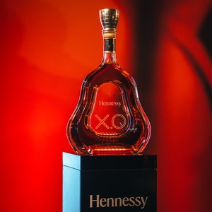 「ヘネシー X.O ラ・カラフェ」日本初上陸！「ヘネシー X.O」がナイトシーンを刷新光るルミナスボトルが登場。