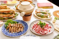 卓上に並んだベトナム料理の数々（映画「道草キッチン」より）