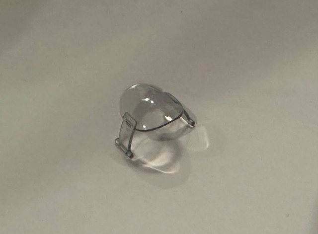 家の中で謎のプラスチックパーツを発見／カーラキャットカフェさん提供