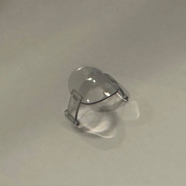 家の中で謎のプラスチックパーツを発見／カーラキャットカフェさん提供