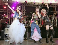ＮＡＯＮのＹＡＯＮ２０１８でステージを盛り上げる（左から）相田翔子、早見優、ＳＨＯＷ―ＹＡの寺田恵子＝日比谷野外音楽堂