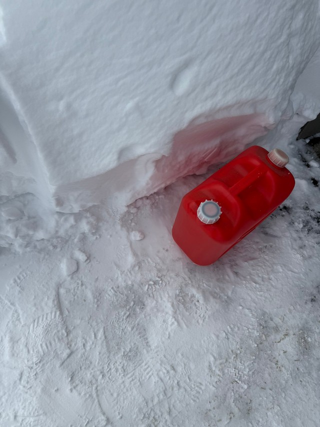 雪の中での給油作業／投稿主さん提供