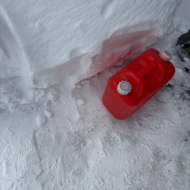 雪の中での給油作業／投稿主さん提供