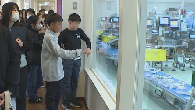 香川の企業を知ろう　親子が石丸製麺の工場を見学　クイズ大会も